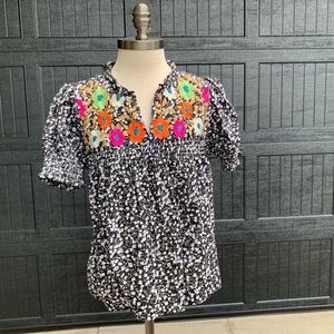 Size M floral print tee